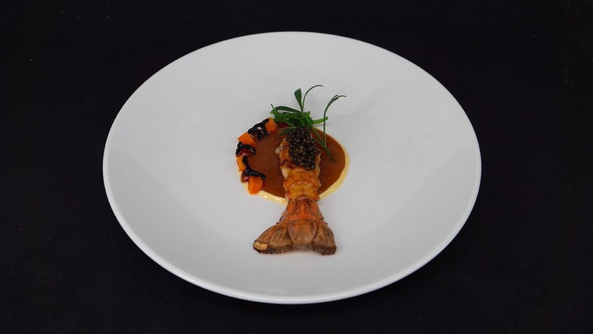 Feestelijk gedekte tafel bij een zakelijk diner